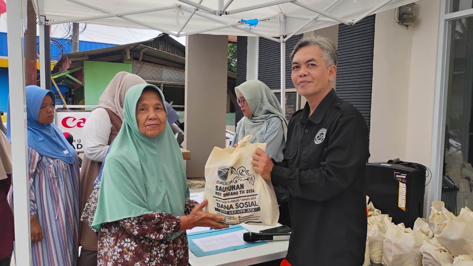 BUMDesma Sauyunan Bagikan Dana Sosial kepada Masyarakat